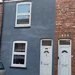Sutherland St - 2 Bed Home With Free Parking